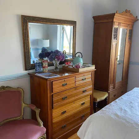 Guest house Mannin Beach View House *